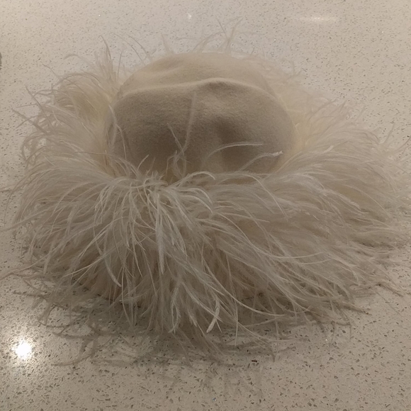 Beautiful white hat by Gwen Penngton 🌸🌸 - Picture 1 of 6